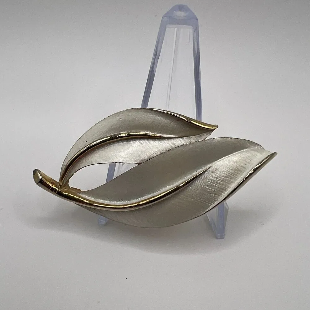 Sarah Coventry White Enamel‎ Gold Leaf Brooch Pin MCM Signed Vintage
